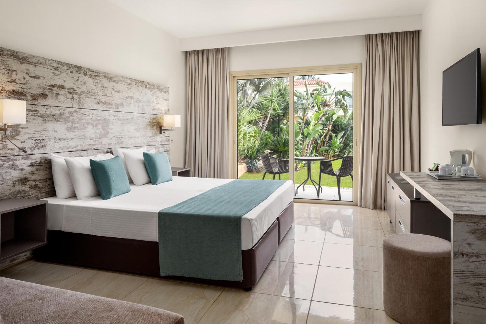 Ramada Hotel & Suites By Wyndham Ayia Napa Esterno foto
